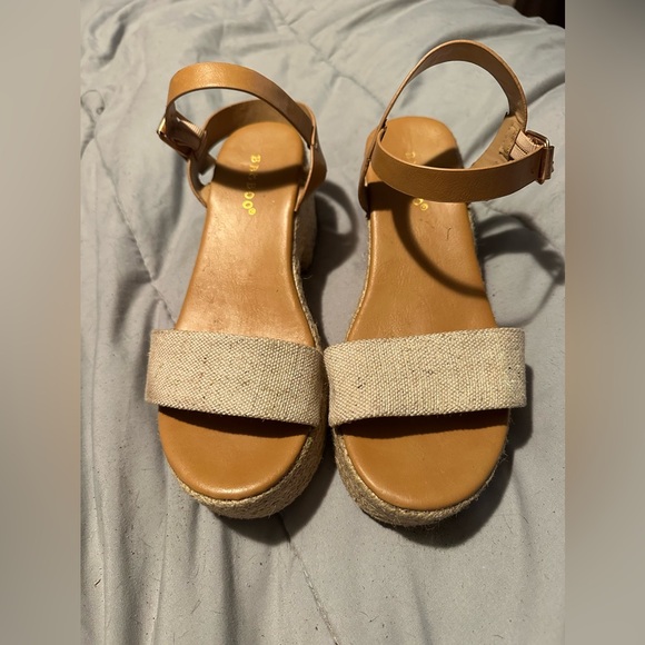 Boutique bought cream wedges - Picture 1 of 3